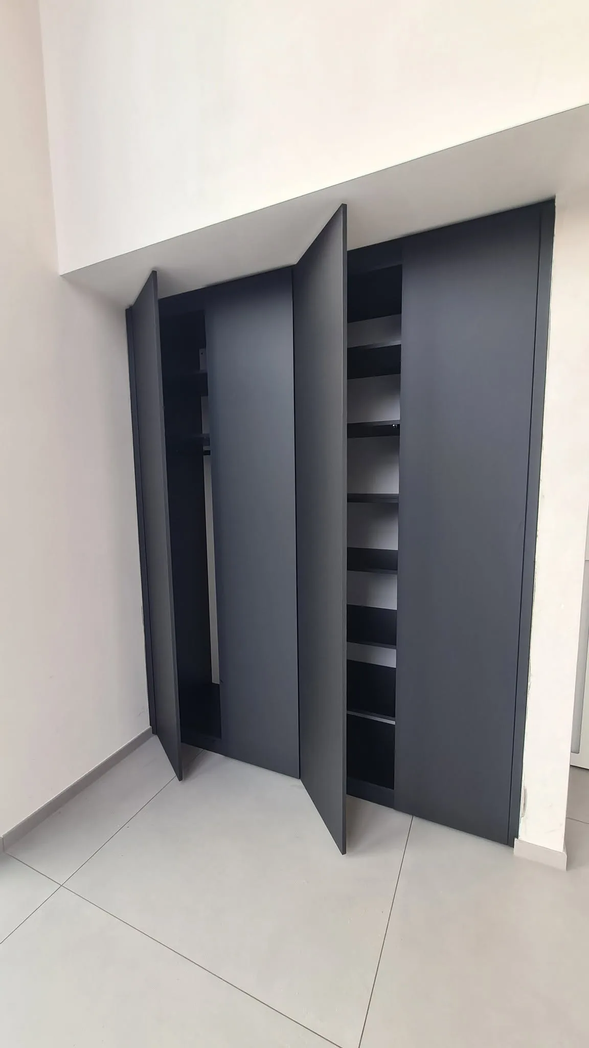 Detail van de naadloze aansluiting van de inbouwkast op de bestaande ruimte