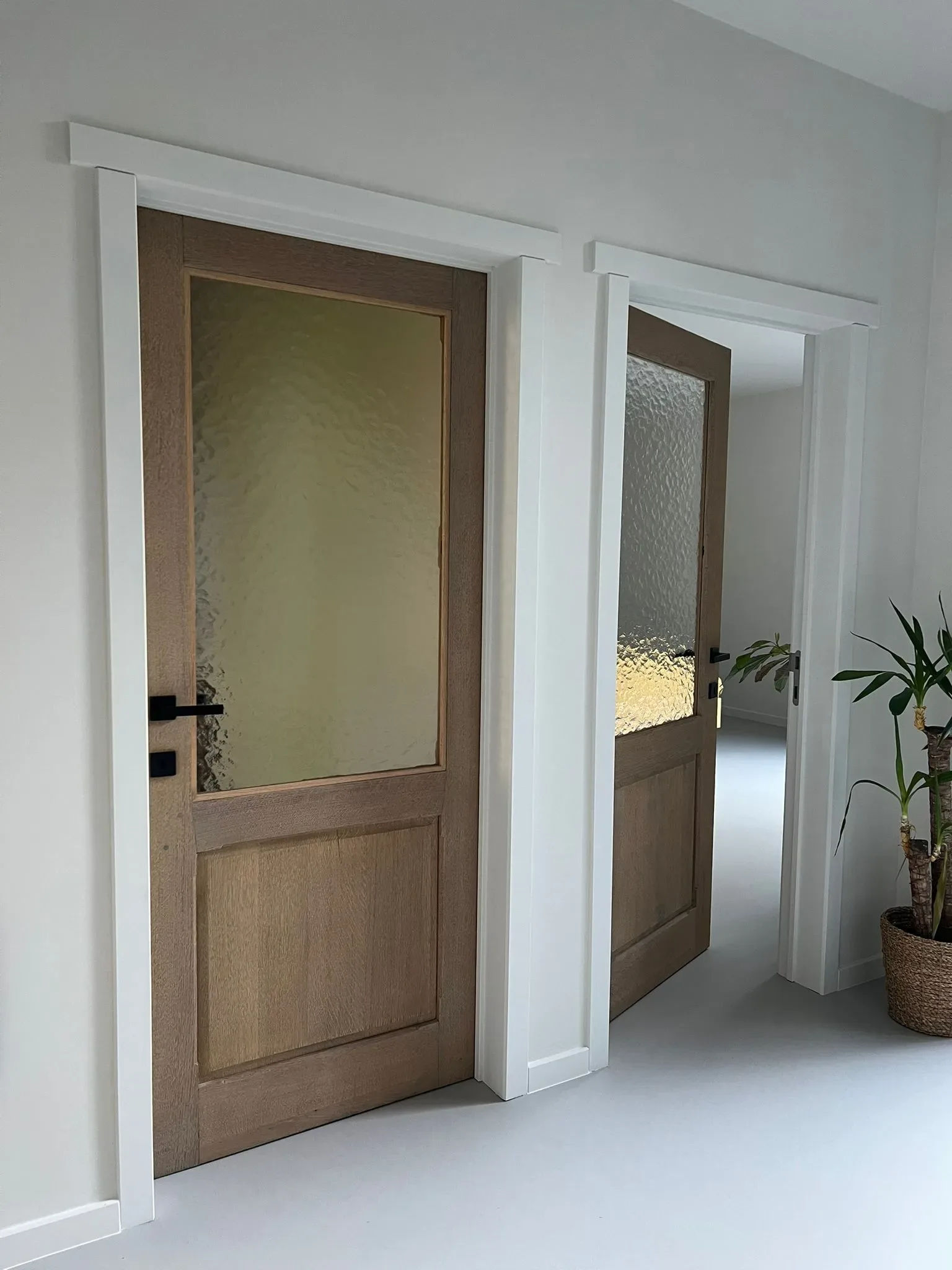 Gerestaureerde eiken deuren met kathedraalglas, geïntegreerd in het vernieuwde interieur