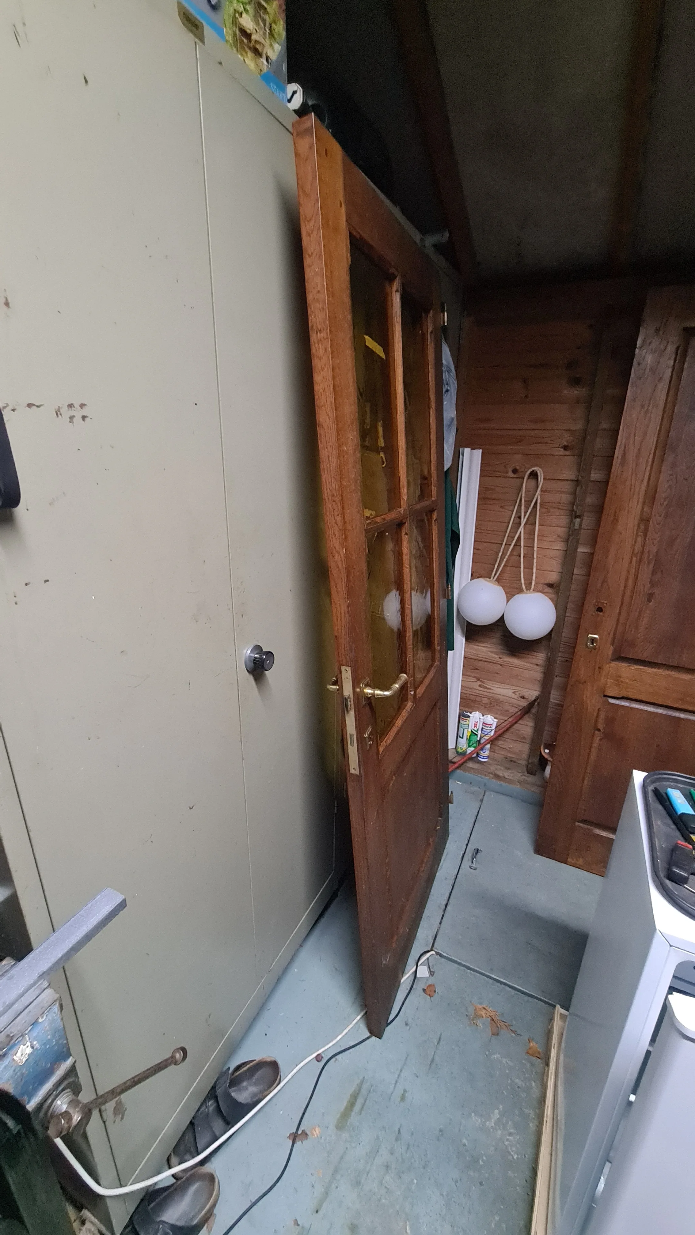Oude eiken deur met verouderd messing beslag, klaar voor restauratie
