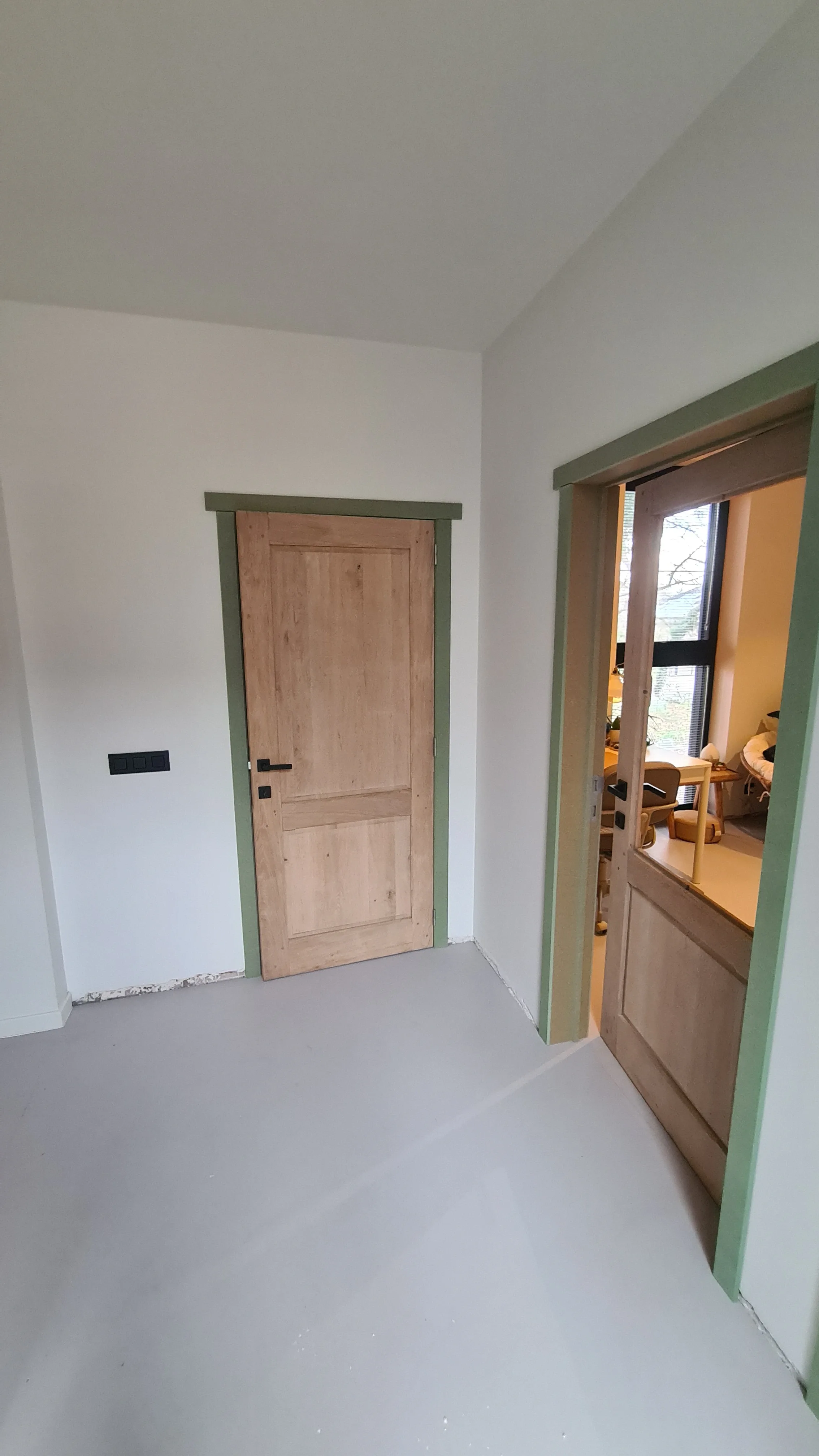 Gerestaureerde eiken deuren in de gang, volledig geïntegreerd in het interieur